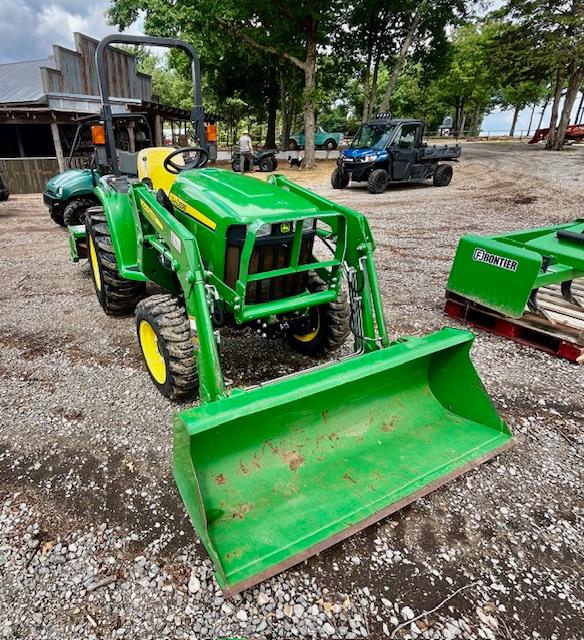 2018 John Deere 3032E Tractor w/ D160 loader attachment