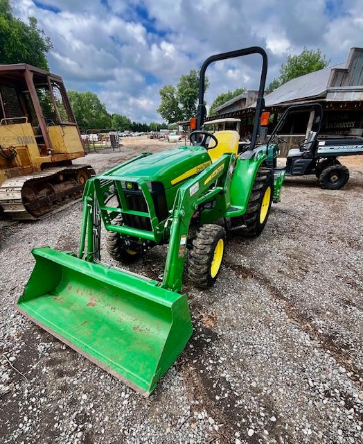 2018 John Deere 3032E Tractor w/ D160 loader attachment