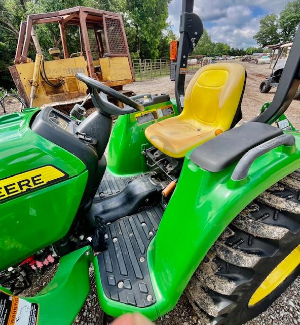 2018 John Deere 3032E Tractor w/ D160 loader attachment