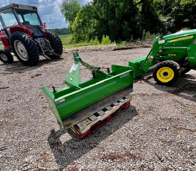 2018 John Deere 3032E Tractor w/ D160 loader attachment