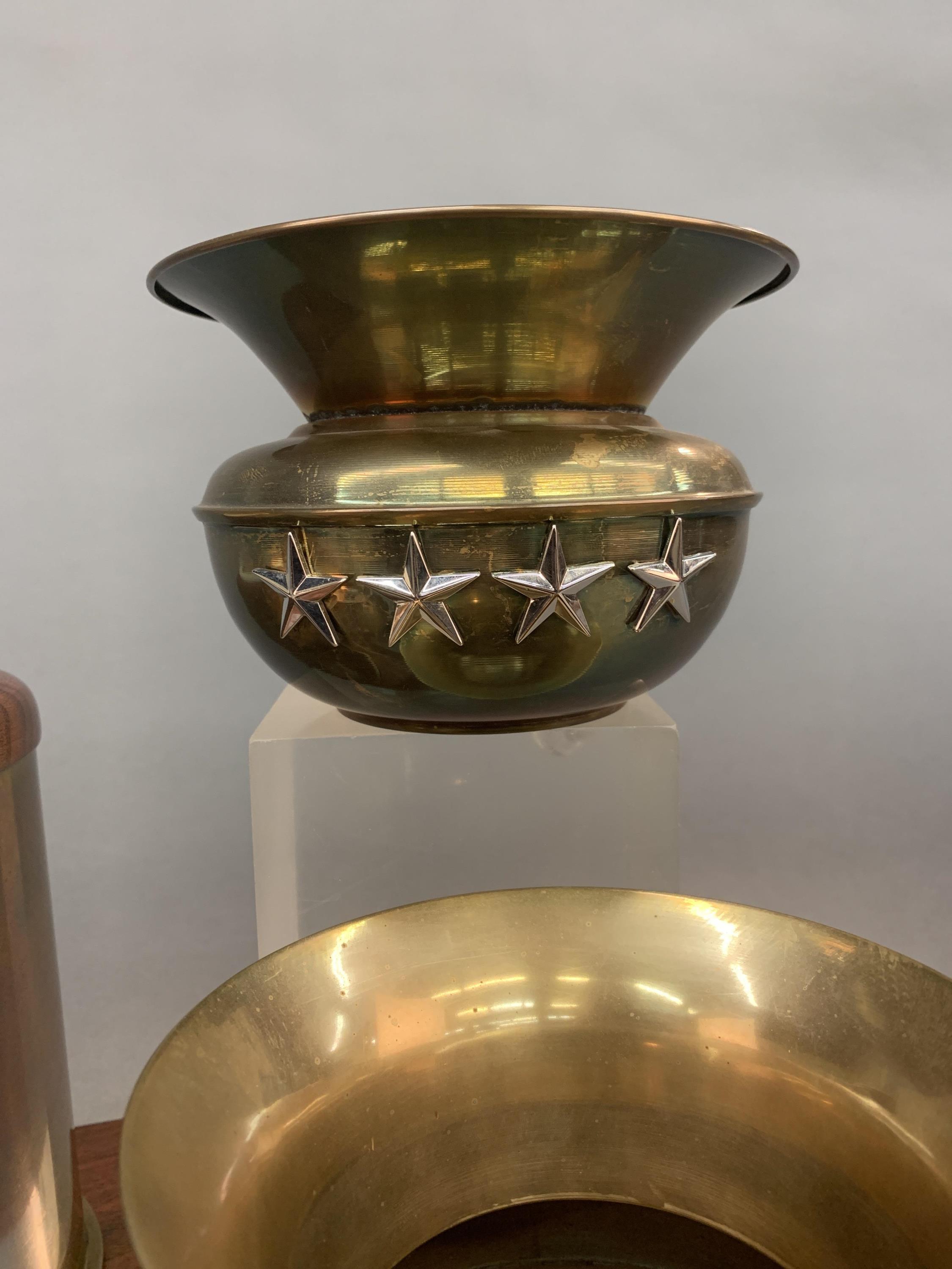4 Gen. Gray metal objects.