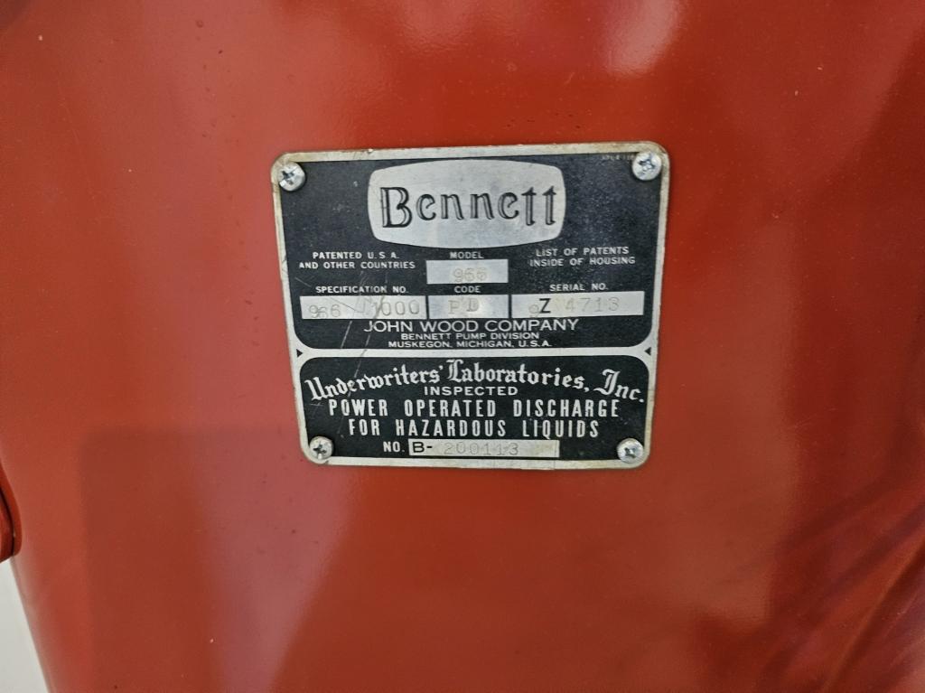 Bennett White Crown Gas Pump 6'