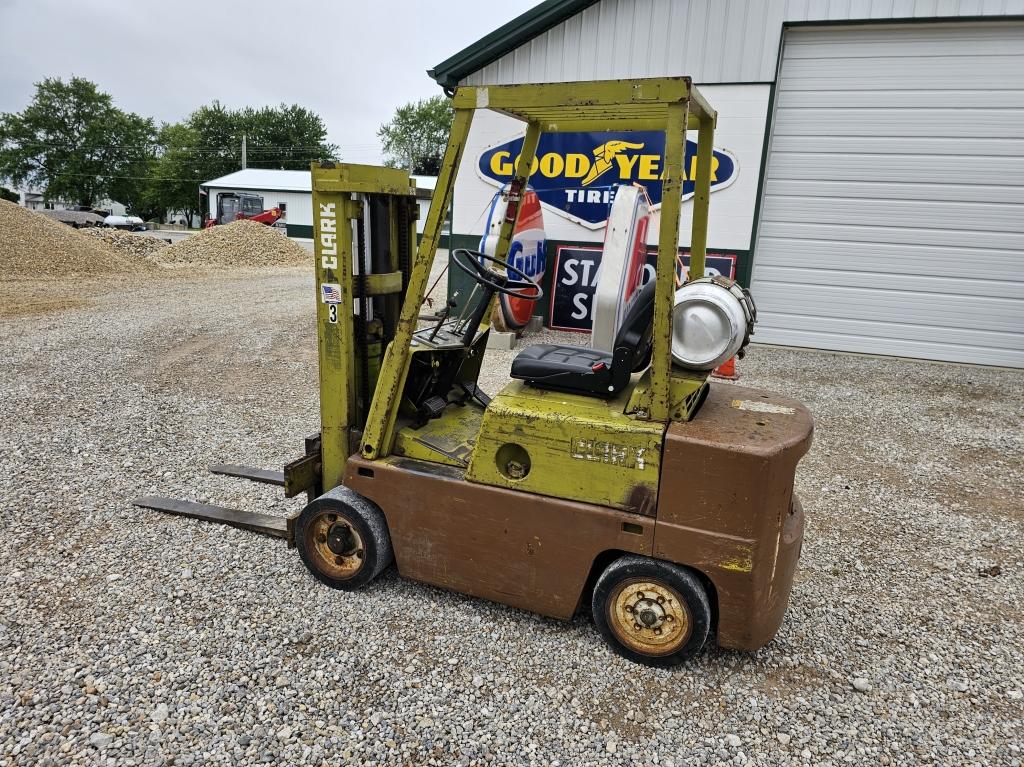 Clarke C500-50 5000lb Forklift