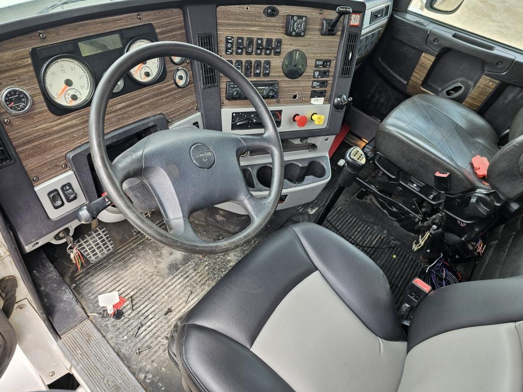 2015 Freightliner Cascadia 125 Daycab Semi Truck