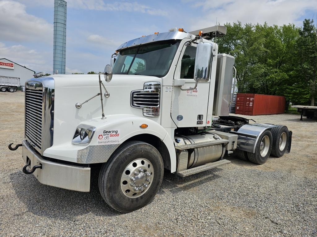 2015 Freightliner Cascadia 125 Daycab Semi Truck