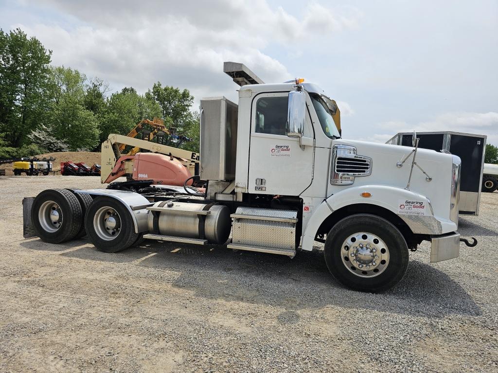 2015 Freightliner Cascadia 125 Daycab Semi Truck