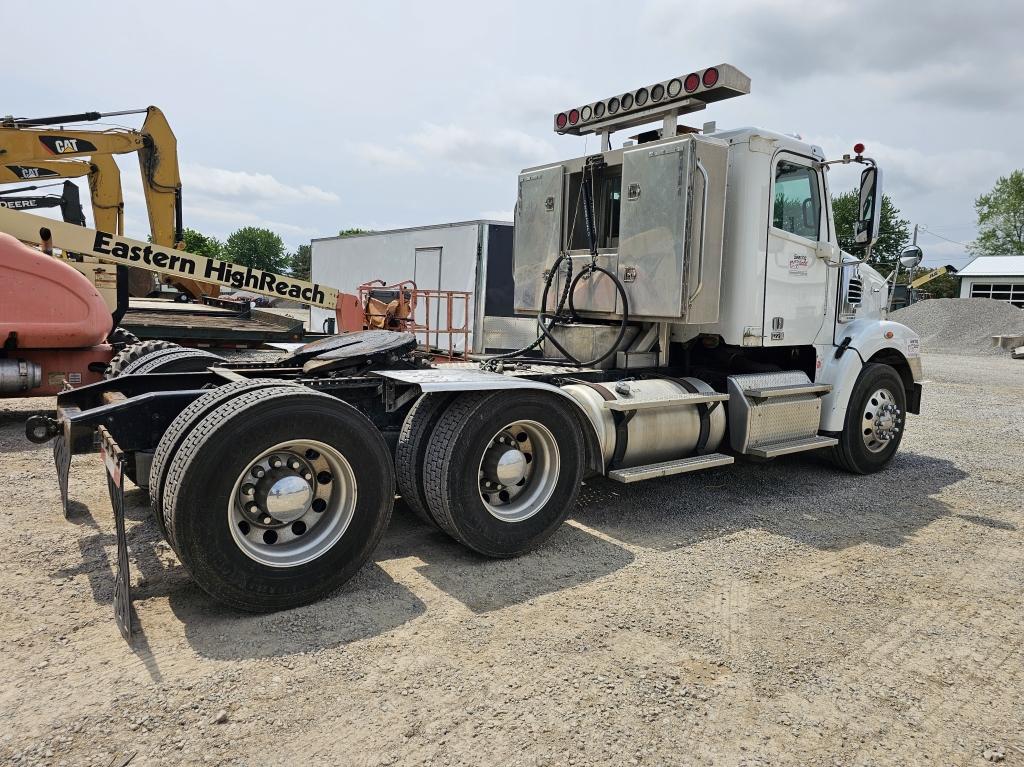 2015 Freightliner Cascadia 125 Daycab Semi Truck