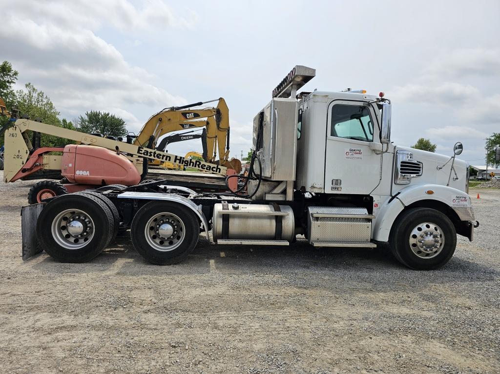 2015 Freightliner Cascadia 125 Daycab Semi Truck