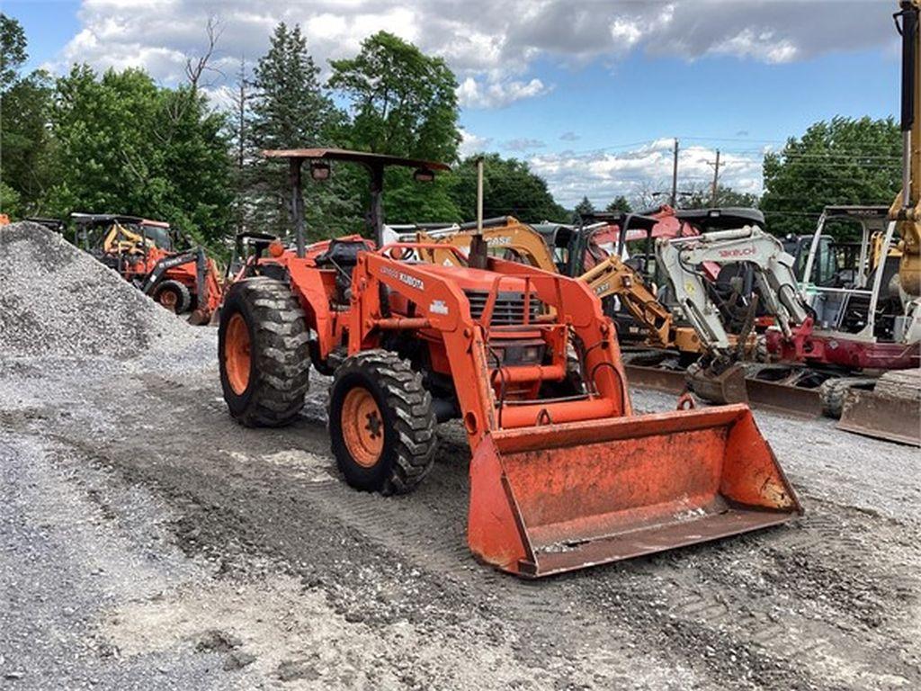 2001 KUBOTA M5700 TRACTOR