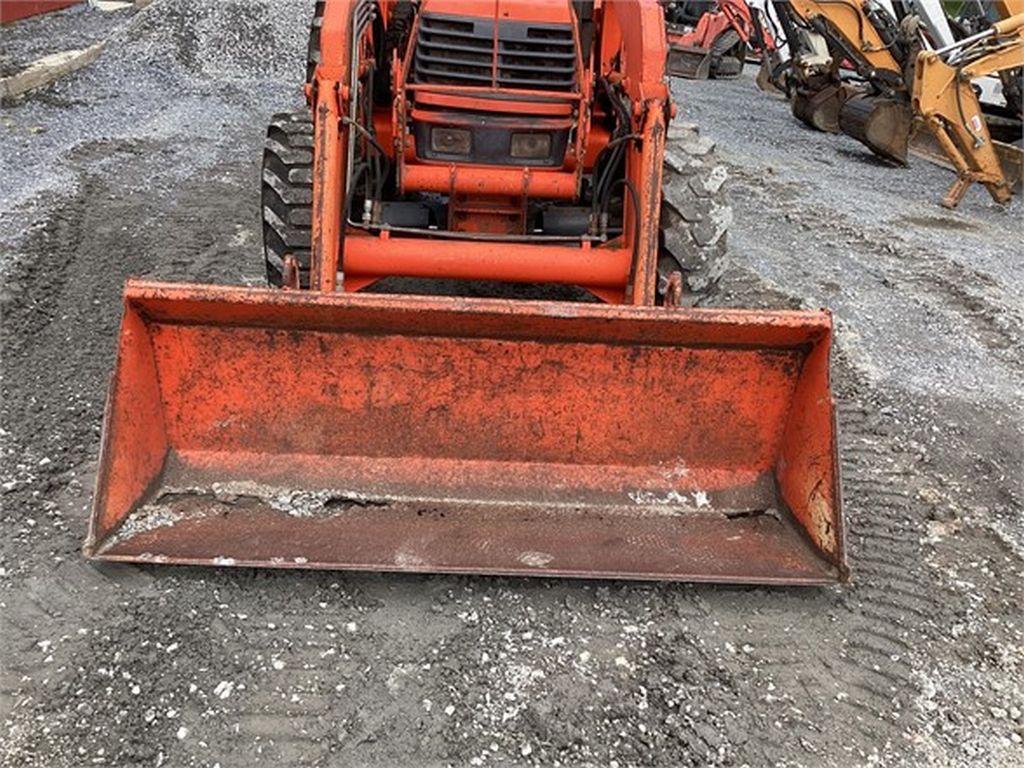 2001 KUBOTA M5700 TRACTOR