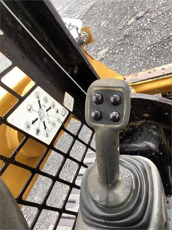 2016 CATERPILLAR 239D SKID STEER LOADER