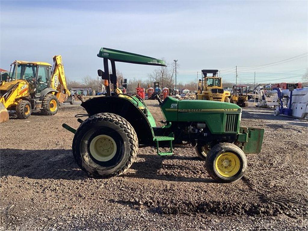 1995 JOHN DEERE 5200 FARM TRACTOR