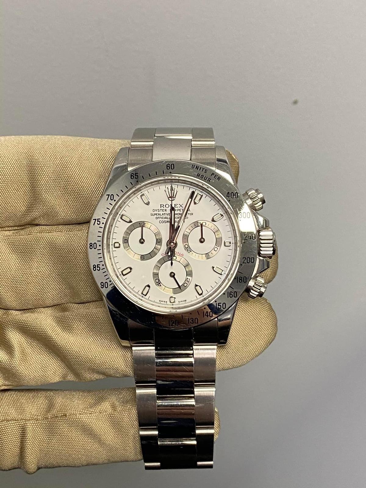 Pre-Owned 40mm Daytona Rolex White Dial comes with box and papers