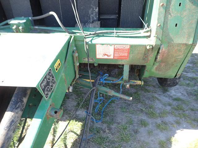 John Deere 375 Round Baler