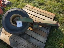 John Deere B (late) split pedastal post