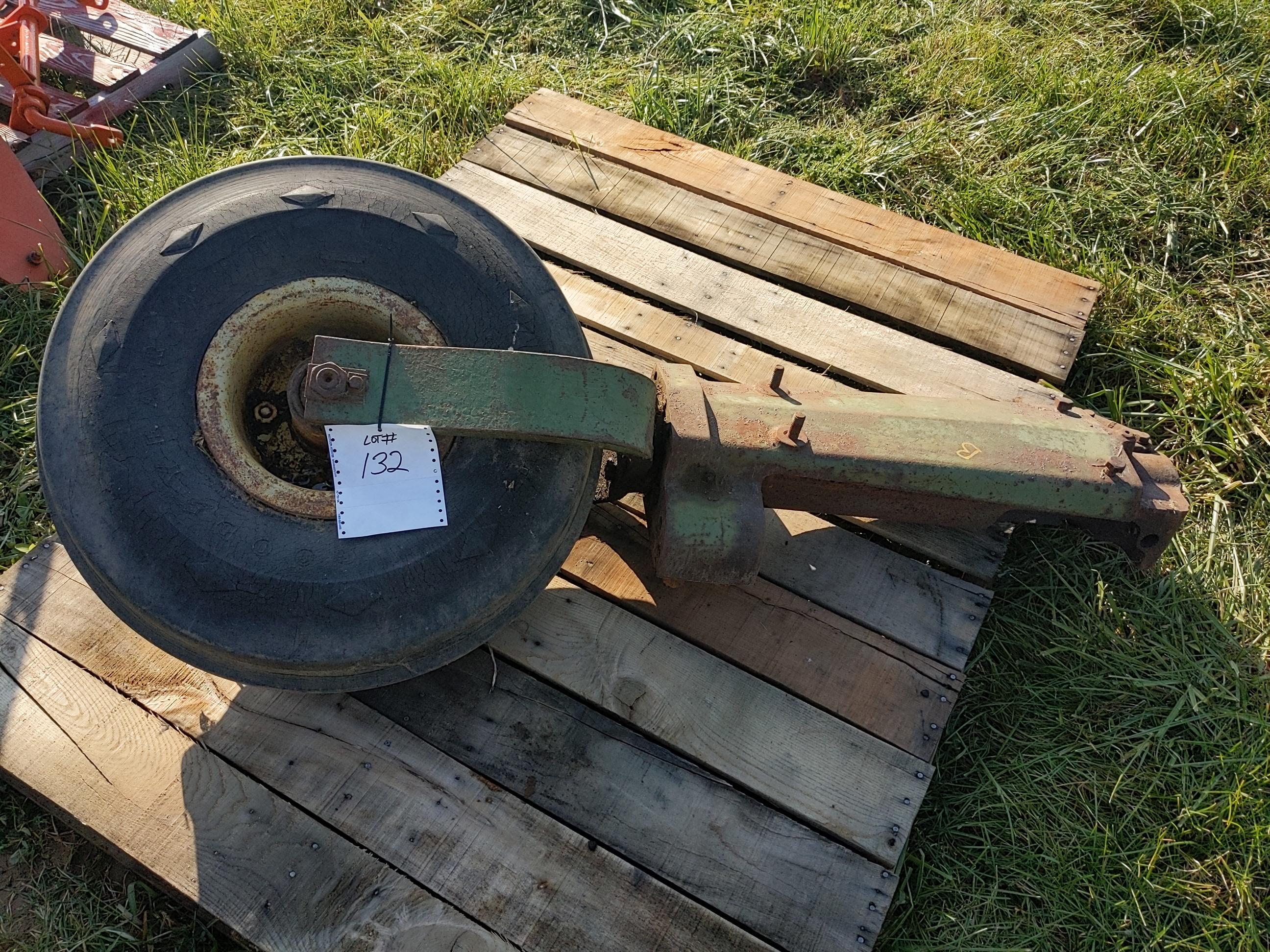 John Deere B (late) split pedastal post