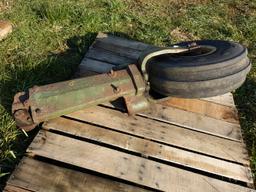 John Deere B (late) split pedastal post
