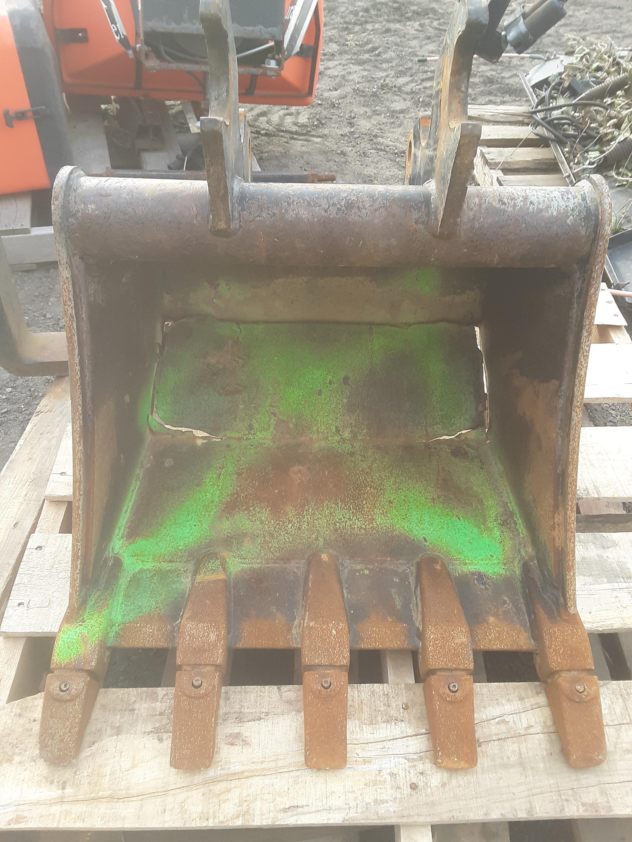 Kubota quick attach trenching bucket