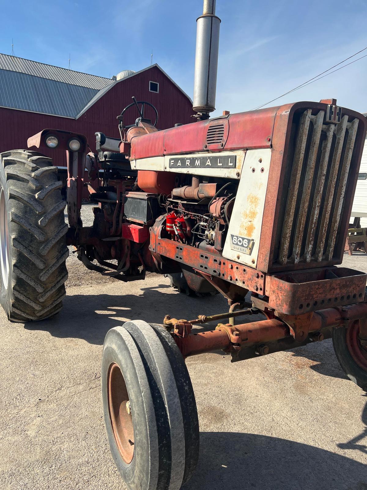 IH 806D tractor