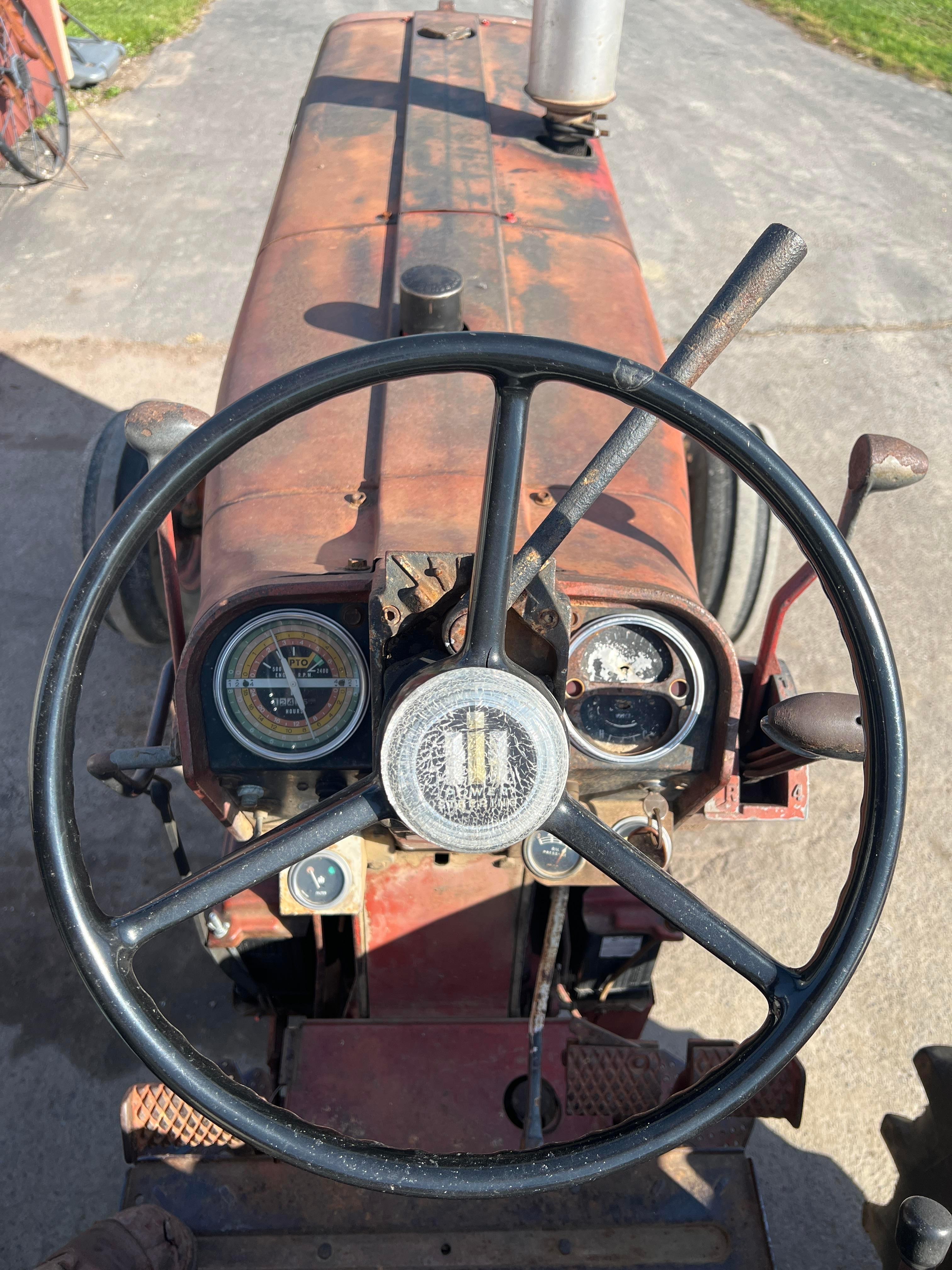 IH 806D tractor