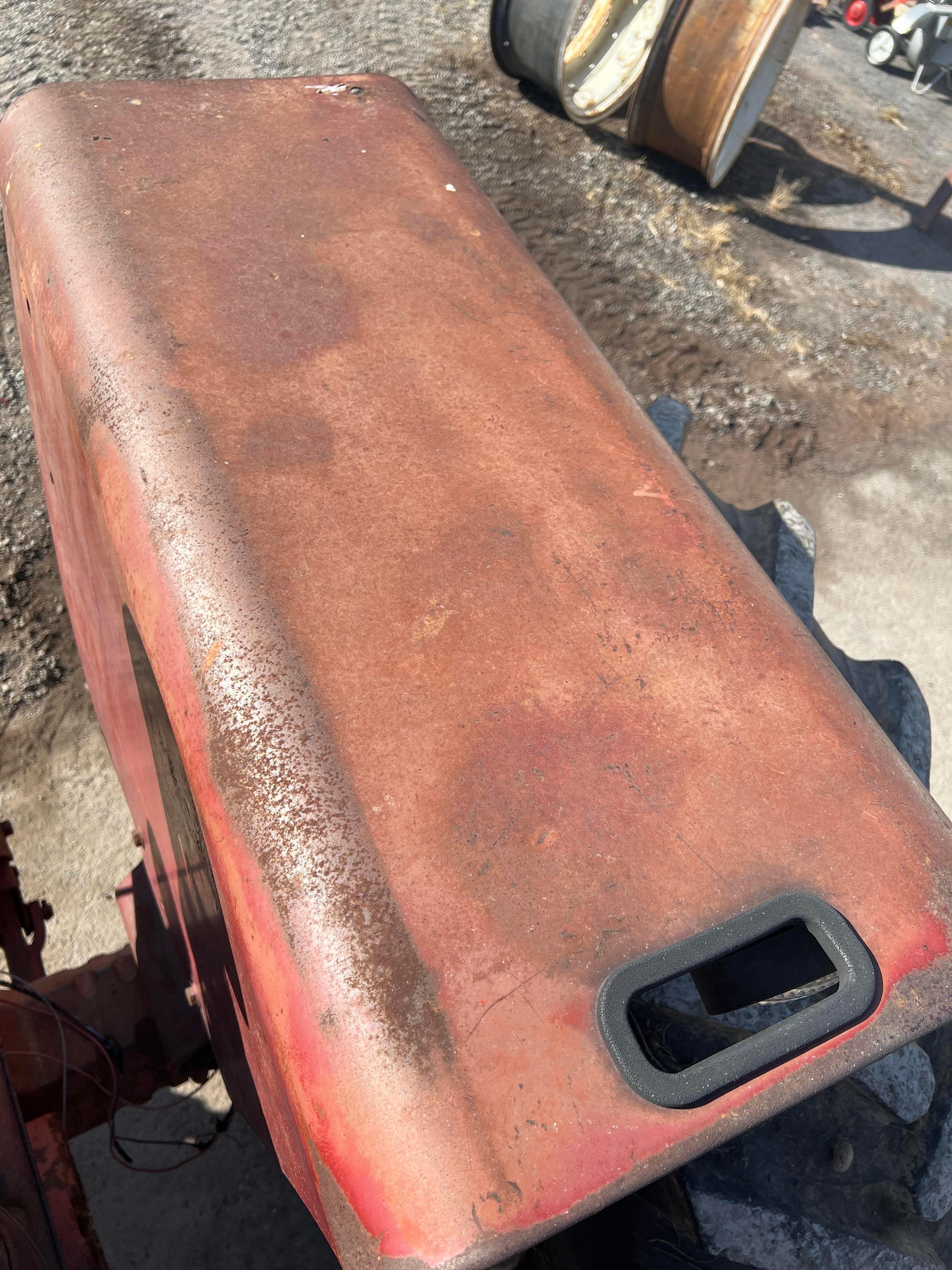 IH 806D tractor