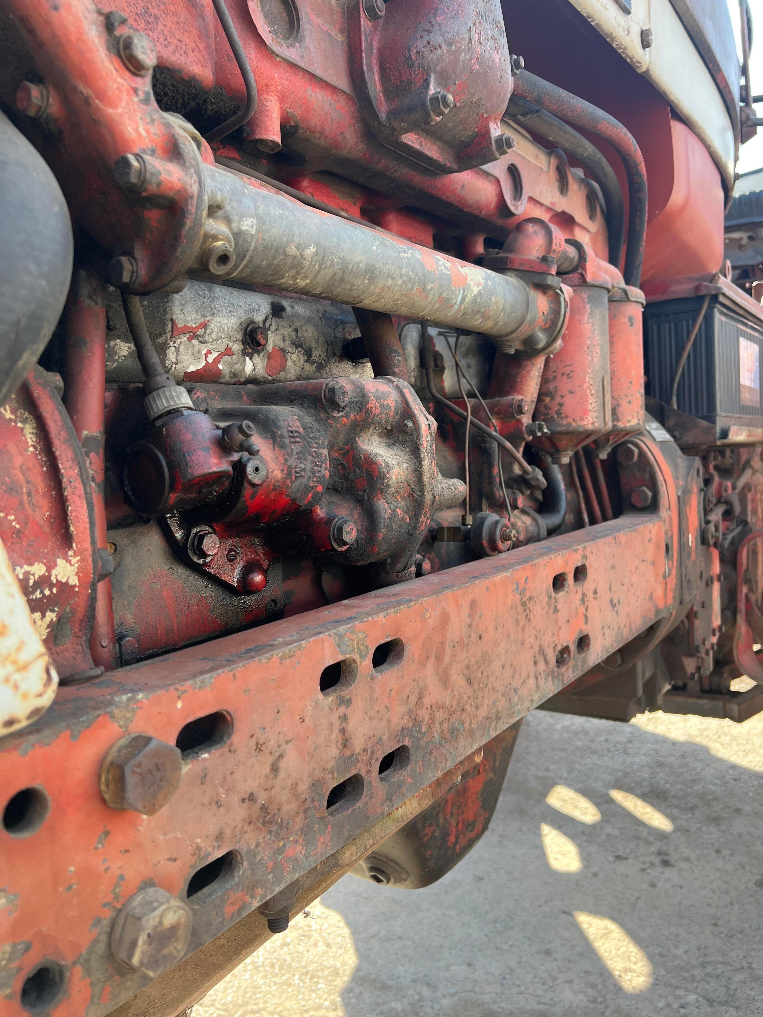 IH 806D tractor