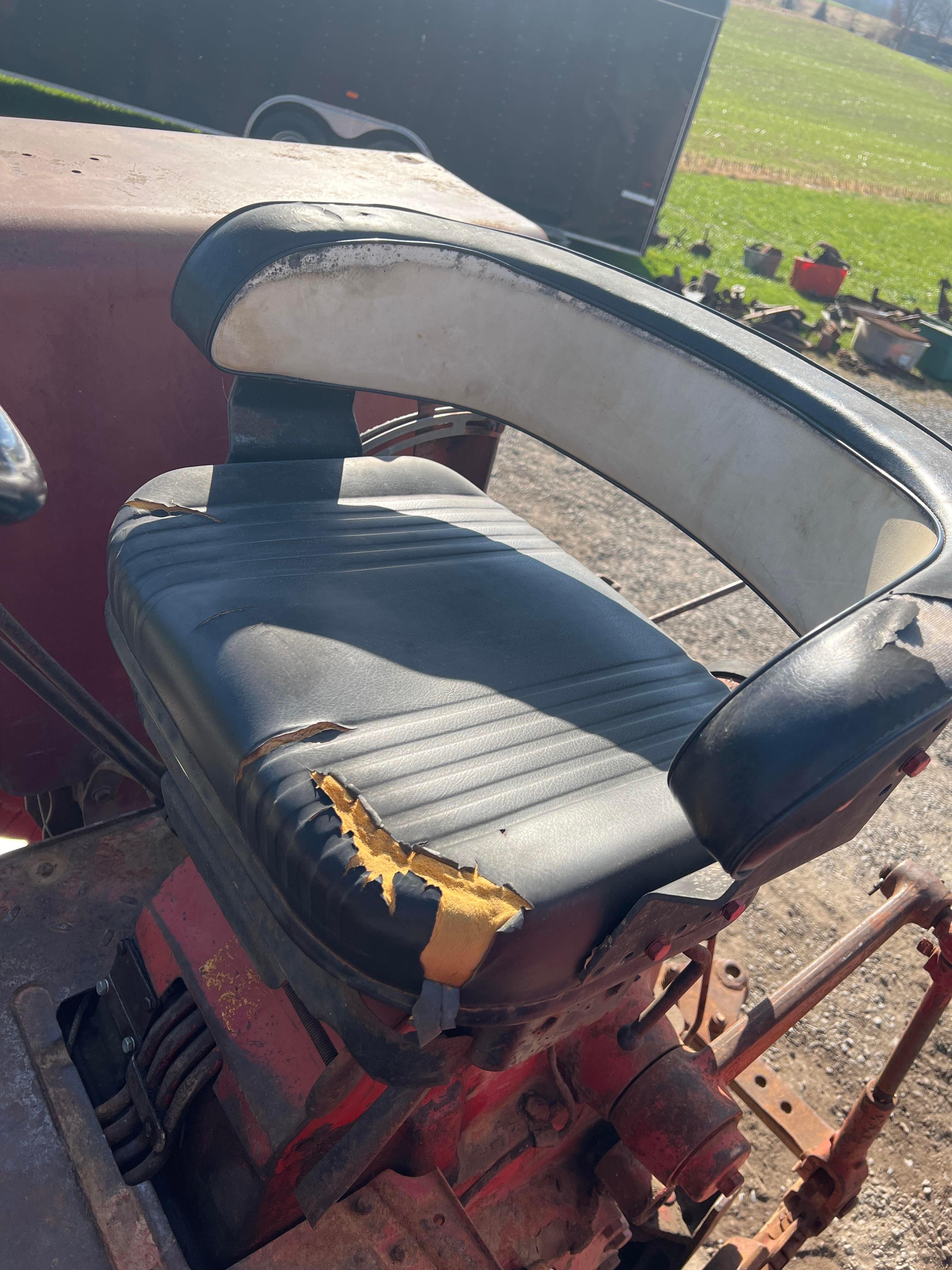 IH 806D tractor