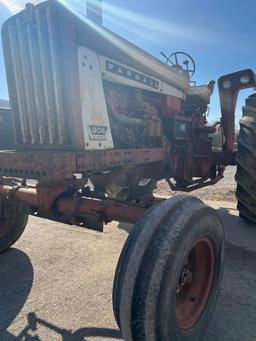 IH 806D tractor