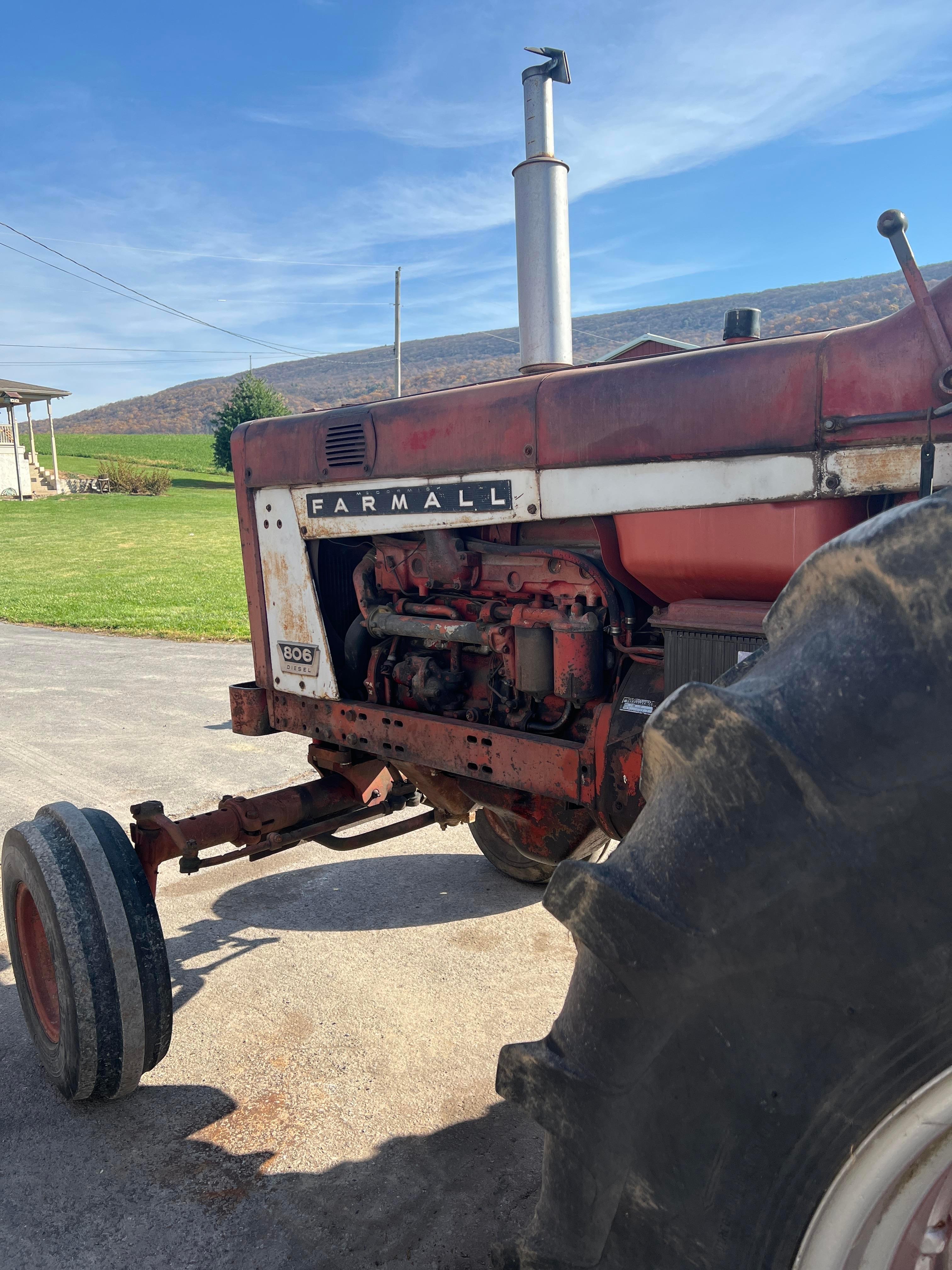 IH 806D tractor