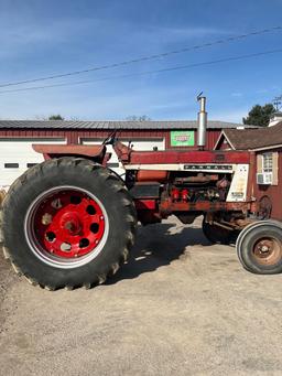 IH 806D tractor