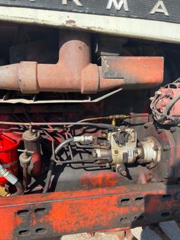 IH 806D tractor