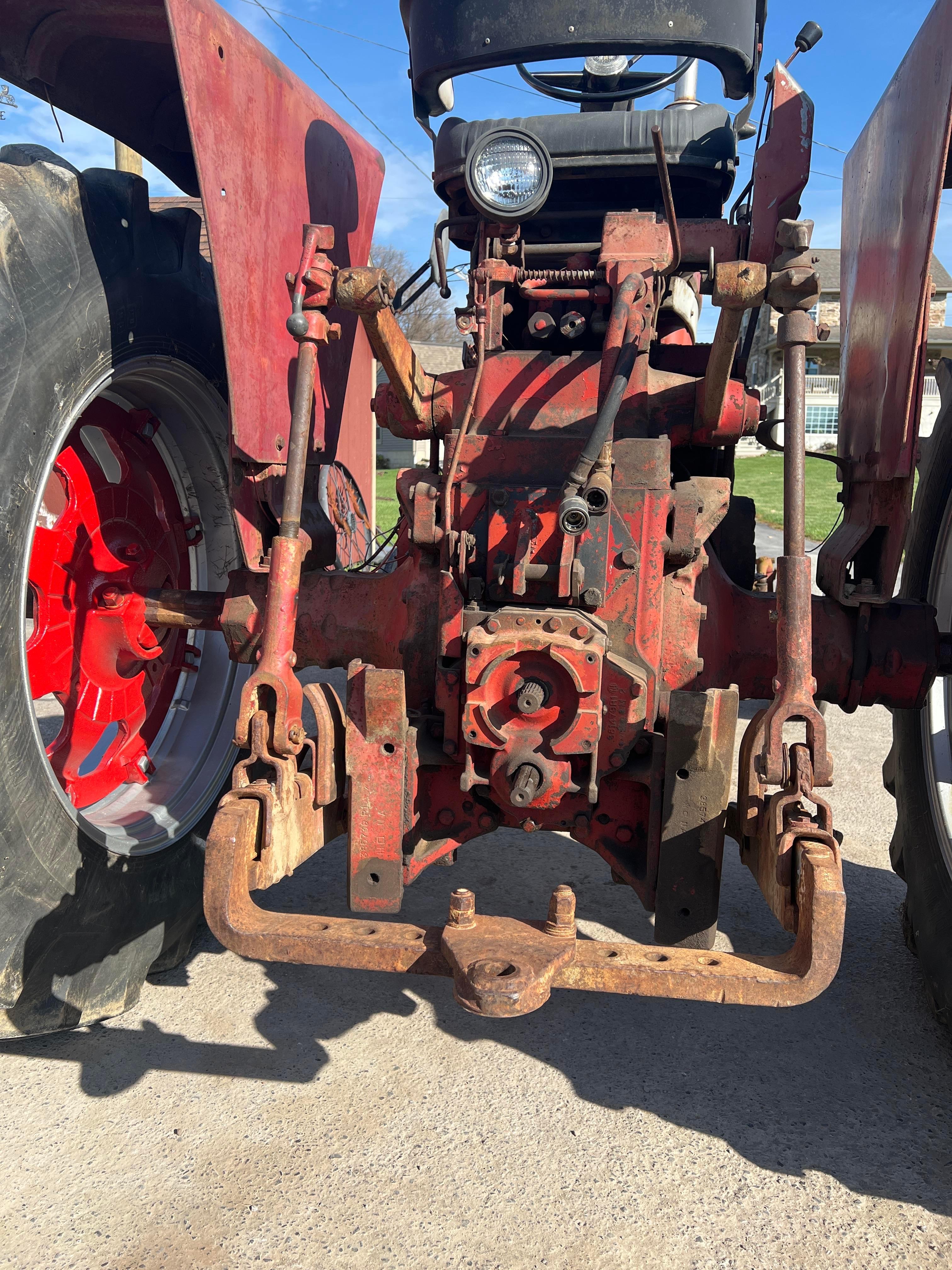 IH 806D tractor