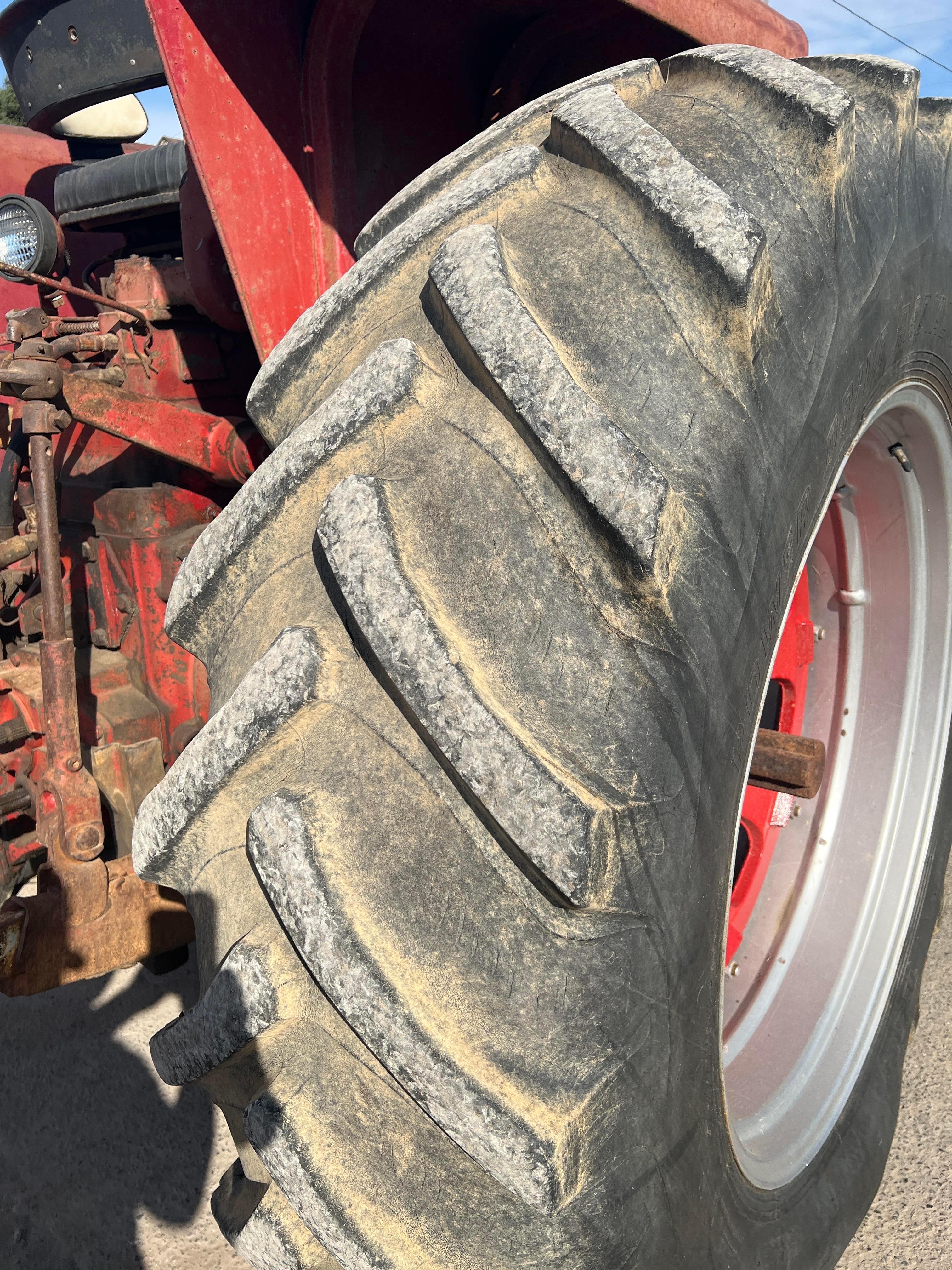 IH 806D tractor
