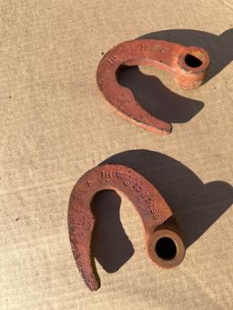 Hydraulic cylinder hooks