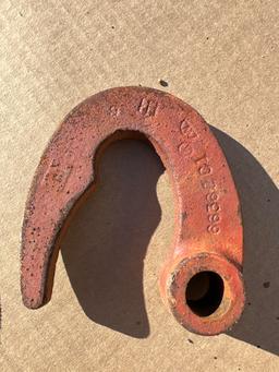 Hydraulic cylinder hooks