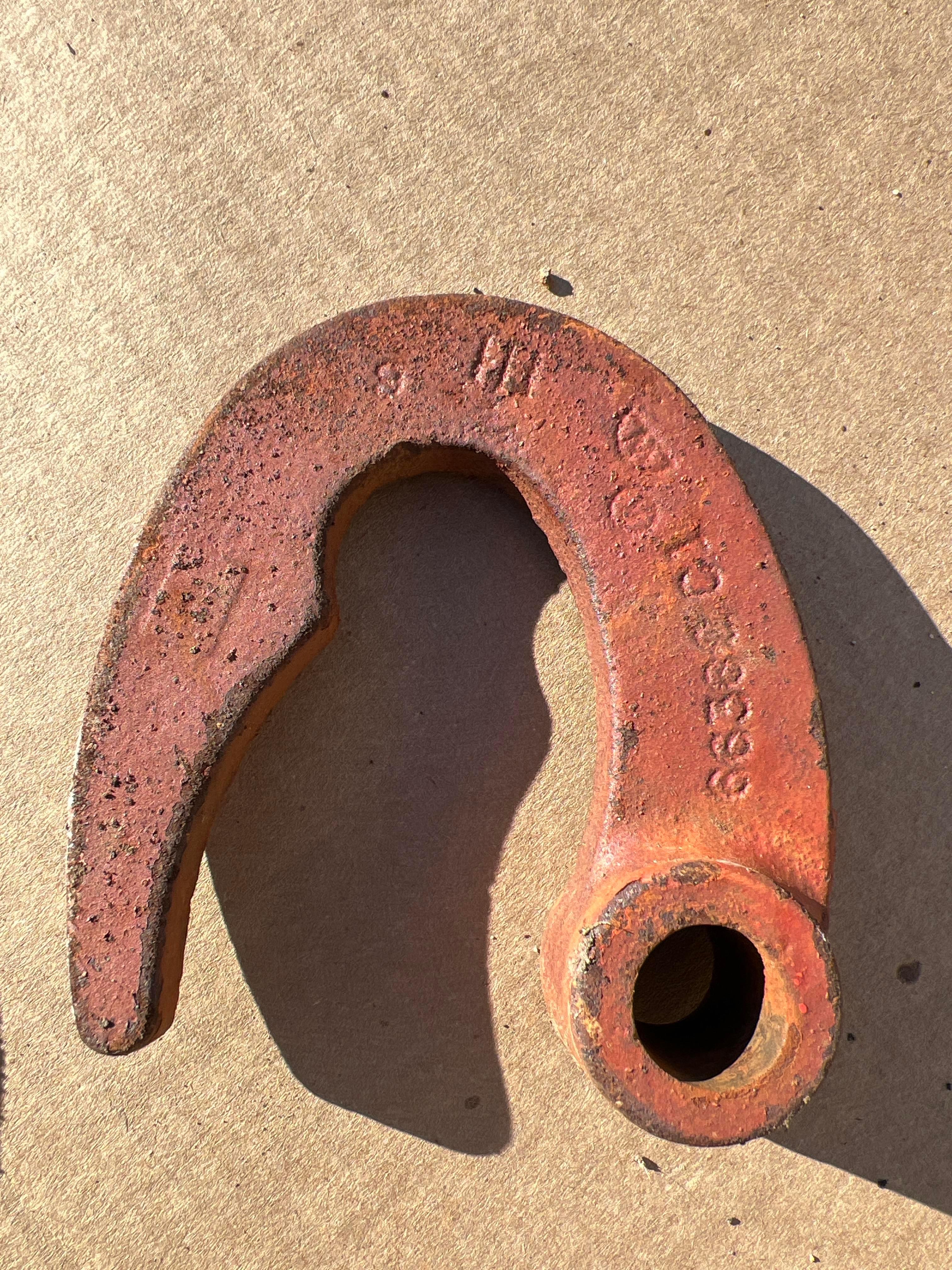 Hydraulic cylinder hooks