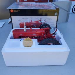 Farmall 400 w/box toy tractor
