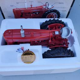 Farmall 400 w/box toy tractor