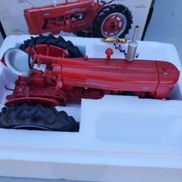 Farmall 400 w/box toy tractor