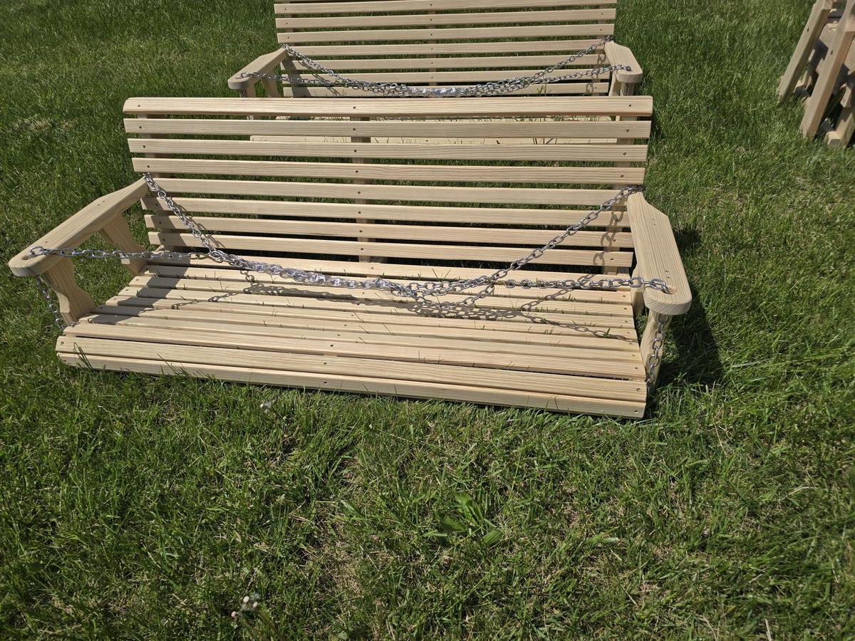 Porch  swing 5' w swing chains