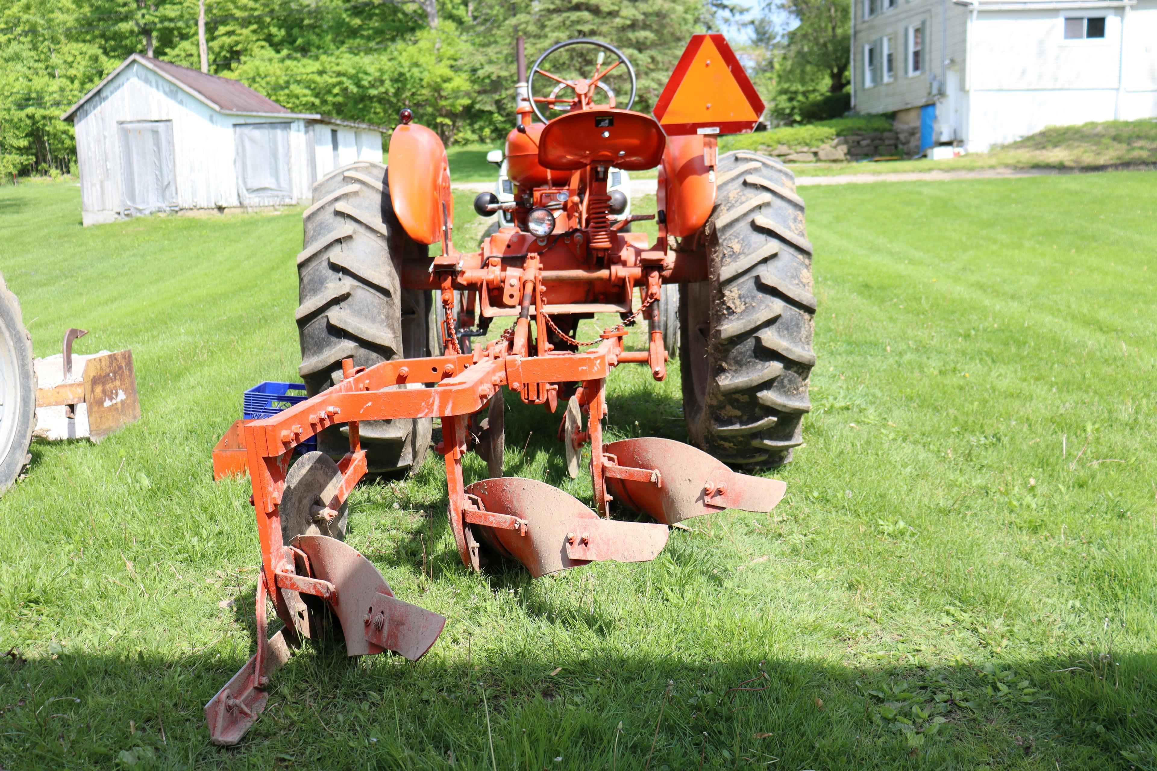 Allis - Chalmers WD 45 with disc and plow
