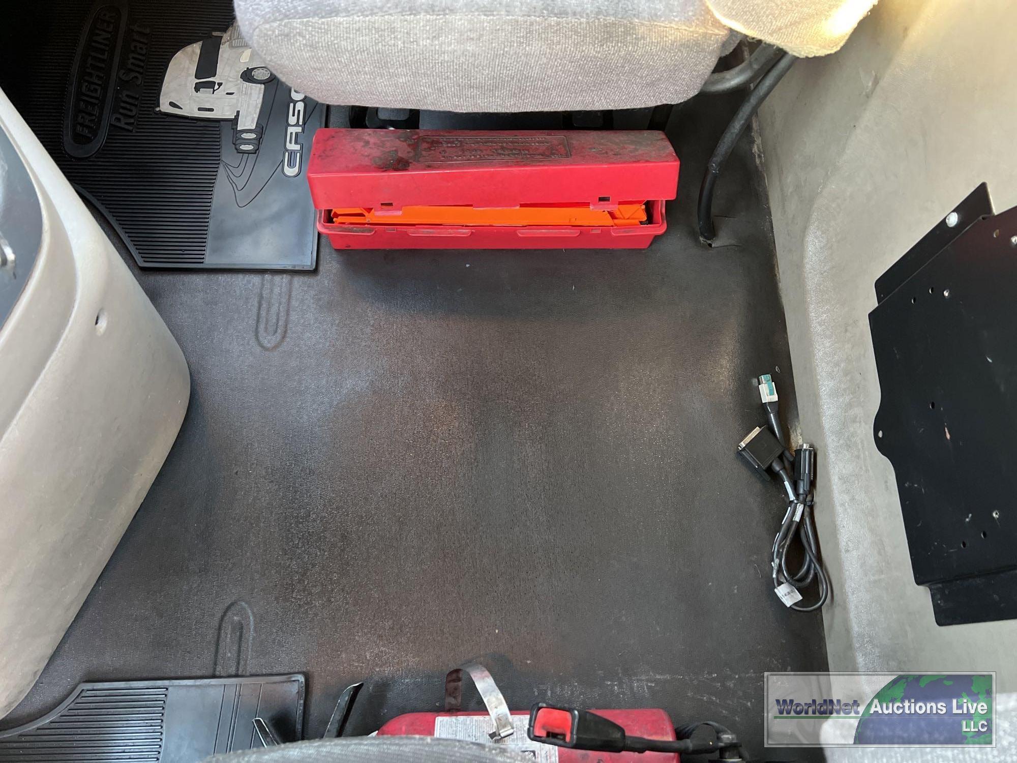 2018 FREIGHTLINER CASCADIA 125 6x2 DAY CAB ROAD TRACTOR, VIN # 1FUGGEDV8JLHB4043