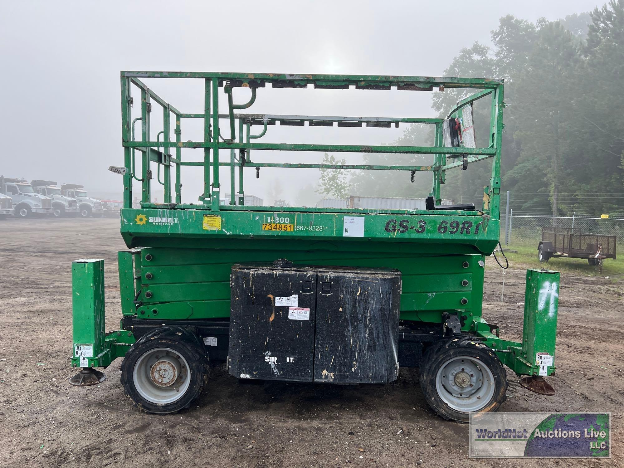 2015 GENIE GS3369RT ROUGH TERRAIN SCISSOR LIFT SN-GS69156559