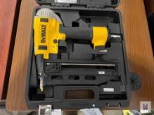 2020 DEWALT DWFP71917 PNEUMATIC FINISH NAILER, SN-20202161L
