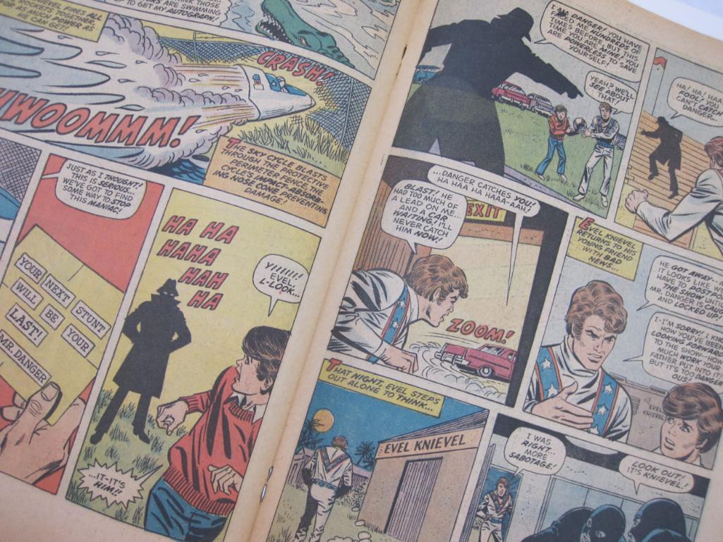 Lot of Evel Knievel Memorabilia including photo, comic book and souvenir program from 1971, 7 oz