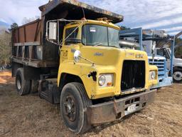 MACK U MODEL SINGLE AXLE DUMP