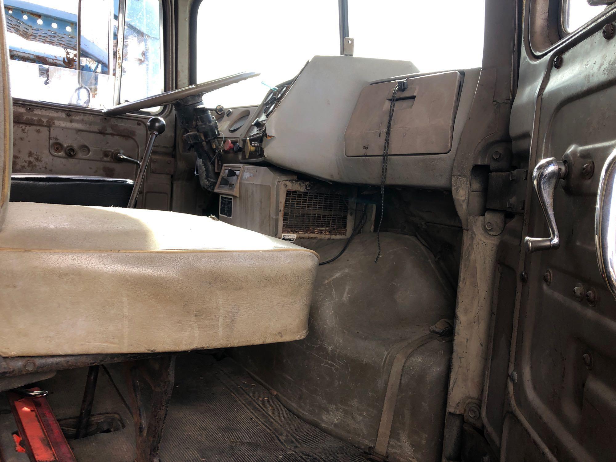 MACK U MODEL SINGLE AXLE DUMP