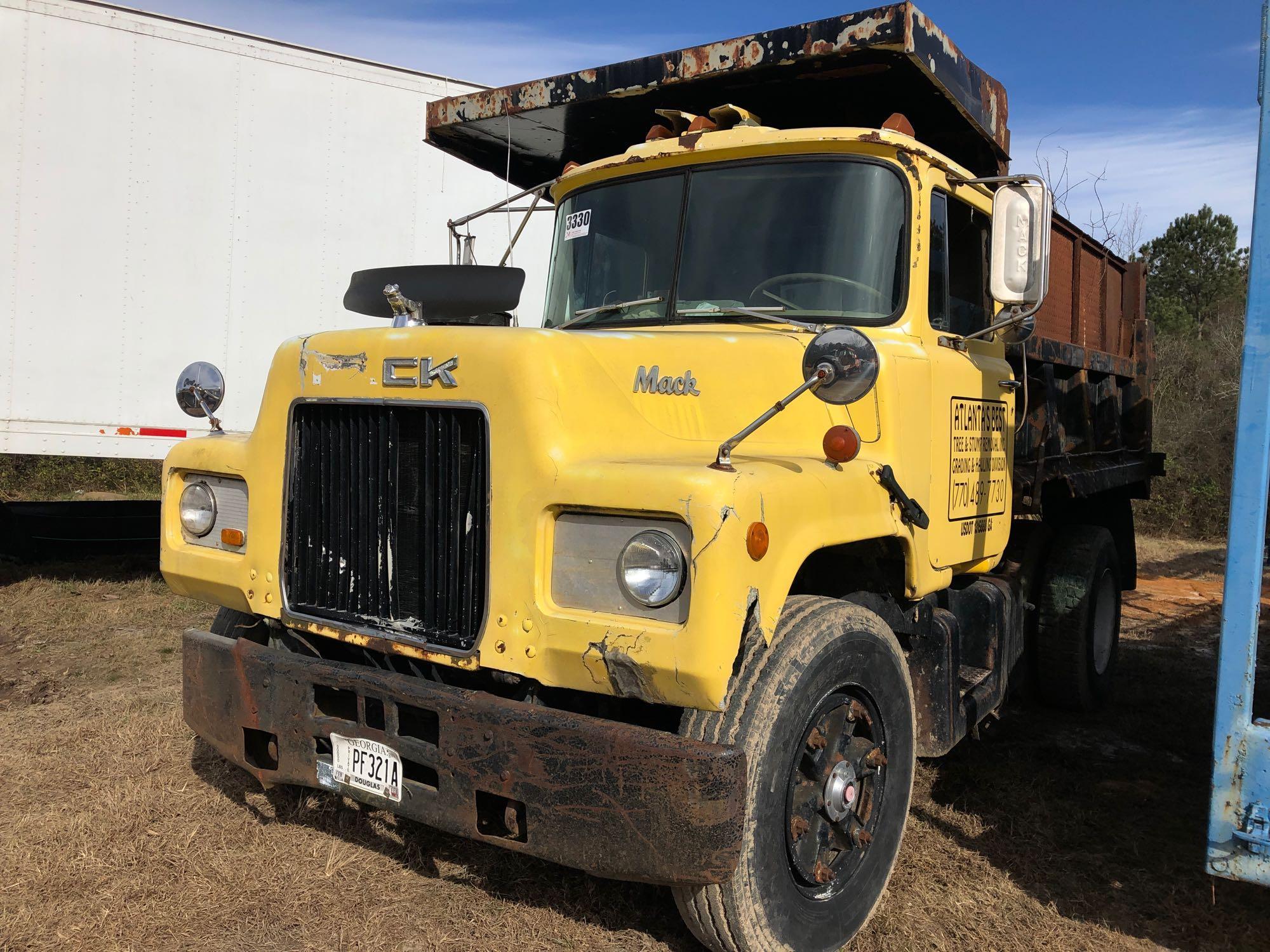 MACK U MODEL SINGLE AXLE DUMP