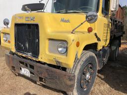 MACK U MODEL SINGLE AXLE DUMP