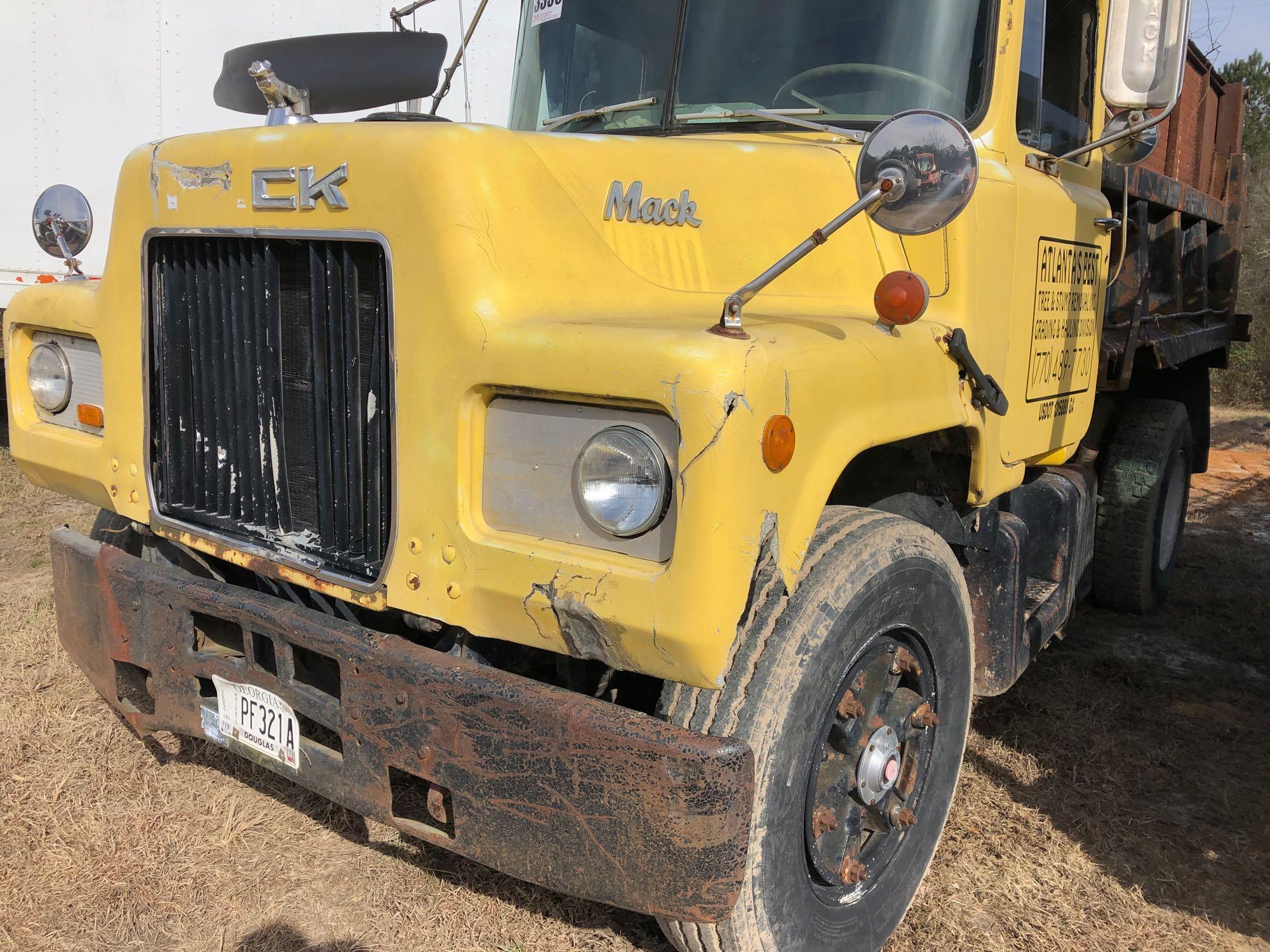 MACK U MODEL SINGLE AXLE DUMP